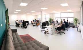 Espacio diáfano y luminoso con puestos de trabajo y zona de descanso