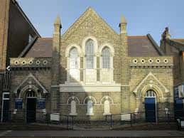 Fachada principal de la Calvary Evangelical Church con arquitectura de ladrillo y ventanas de arco