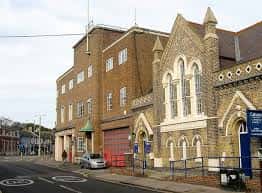 Ubicación de la iglesia en el entorno urbano de Viaduct Road en Brighton