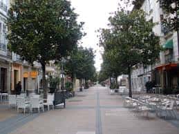 Vista de la zona peatonal de la calle Eduardo Dato con hileras de árboles y terrazas