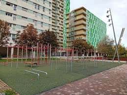 Vista panorámica del parque de calistenia en el barrio de Salburua con edificios modernos al fondo