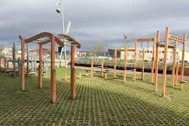 Instalaciones de entrenamiento al aire libre con estructuras de madera en Vitoria