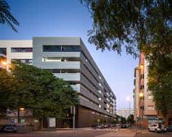 Edificio de viviendas de arquitectura moderna en la Avenida Ramón Carande al atardecer
