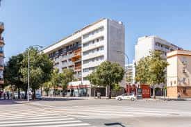 Vista general de la Avenida Ramón Carande con edificios residenciales y zonas arboladas