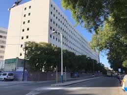 Fachada exterior de la residencia de estudiantes situada en la Avenida Ramón Carande