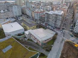 Vista aérea del complejo deportivo y su integración en el entorno urbano de A Coruña