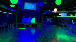Vista de la pista de baile con iluminación LED en tonos azules y verdes