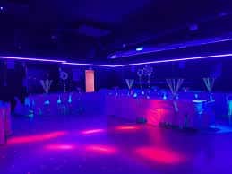 Montaje de mesas para banquetes y celebraciones con iluminación ambiental