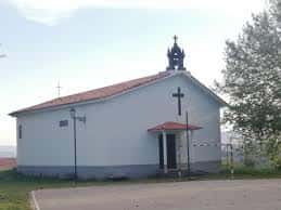 Vista exterior de la Capilla de San Sebastián de Fragoselo con su espadaña y cruz en la fachada