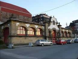 Fachada principal de la Casa de Cultura de Loiola en San Sebastián durante el día