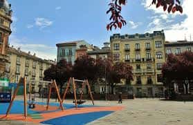 Vista panorámica de la Plaza de San Francisco con zona de juegos y edificios históricos