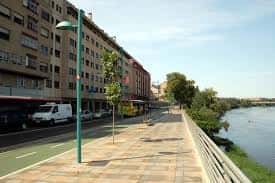 Paseo peatonal y carril bici a orillas del río Ebro