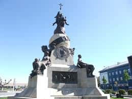 Primer plano del Monumento a Cristóbal Colón en la Plaza de Colón de Valladolid