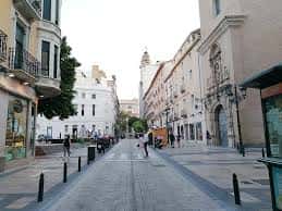 Perspectiva peatonal de la Calle Don Jaime I con arquitectura clásica
