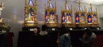 Visitantes contemplando la colección de faroles artísticos en la sala principal