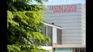 Fachada moderna con el rótulo identificativo del Centro Cívico Universidad