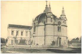 Perspectiva arquitectónica exterior de la capilla y el edificio anexo
