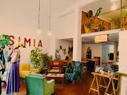 Zona de estar con sillones coloridos y decoración artística en el espacio de coworking