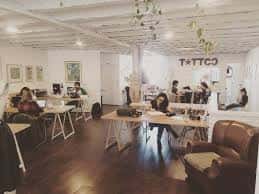 Espacio de trabajo compartido con mesas amplias y ambiente colaborativo