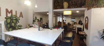 Mesa central para reuniones o trabajo en equipo en un entorno diáfano