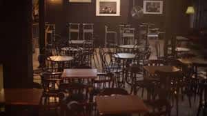 Vista del interior del local con disposición de mesas y sillas para el público