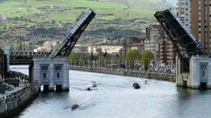 Puente de Deusto en posición abierta permitiendo el paso de embarcaciones