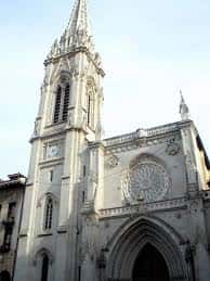 Vista frontal de la Catedral de Santiago en Bilbao con su torre gótica y rosetón bajo luz diurna