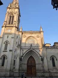 Plano medio de la fachada principal de la Catedral de Santiago con puerta de madera y detalles góticos bajo cielo azul