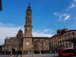 Vista diurna de la Plaza de la Seo con la torre del Micalet y la fachada de la Catedral