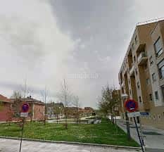 Entorno urbano del parking en Arriaga-Lakua con edificios residenciales y zonas verdes