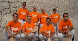 Equipo de pelota vasca de Loiolako Hontza en uniforme naranja
