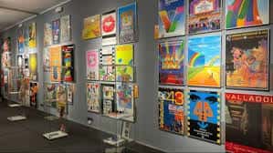 Pared del Espacio Seminci decorada con una colección de carteles de festivales de cine
