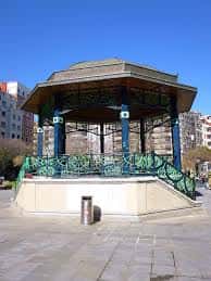 Vista frontal del Kiosko de La Casilla en Bilbao con cielo despejado