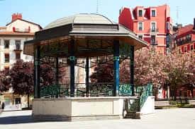 Kiosko de La Casilla rodeado de árboles con flores en primavera