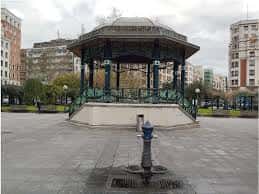 Plaza de La Casilla con el kiosko en el centro y fuente al frente