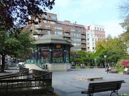Plaza de la Casilla con kiosco central y bancos en primer plano