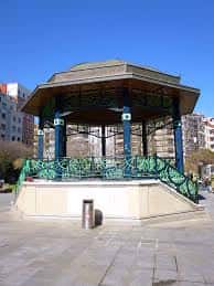 Vista frontal del kiosco de la Plaza de la Casilla con cielo despejado
