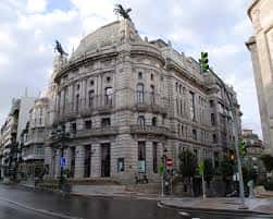 Vista exterior del Teatro García Barbón en Vigo, mostrando su fachada neoclásica con cúpula y estatuas decorativas