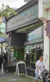 Vista exterior del The Cowley Club con su fachada y letrero visible