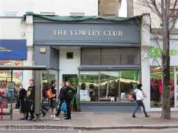 Fachada del The Cowley Club con personas transitando en la acera