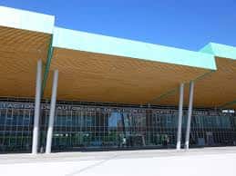 Vista exterior de la Estación de Autobuses de Vitoria-Gasteiz con su distintiva cubierta verde y estructura moderna
