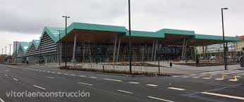 Vista panorámica de la estación desde la calle, mostrando su arquitectura contemporánea y entorno urbano