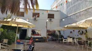 Terraza exterior de Sala El Cachorro con sombrillas, mesas y decoración festiva