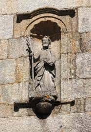 Detalle escultórico de un santo en hornacina de la fachada de la iglesia de Santo André de Comesaña