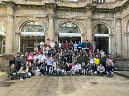 Grupo de estudiantes posando frente a la fachada principal del Colegio Mayor San Agustín