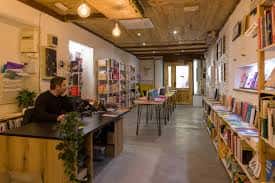 Área de atención al cliente en la librería con estanterías y decoración acogedora