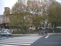 Vista diurna de la Plaza de San Pedro (Done Petri) en Bilbao con árboles y tráfico