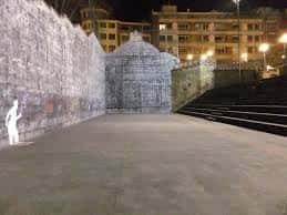 Plaza de San Pedro (Done Petri) en Bilbao durante la noche con iluminación artificial