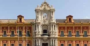 Detalle arquitectónico de la torre central del Palacio de San Telmo con ornamentación barroca