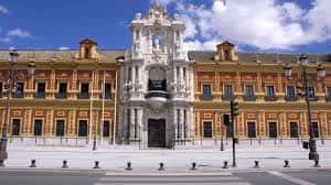 Fachada frontal del Palacio de San Telmo con plaza despejada y farolas clásicas